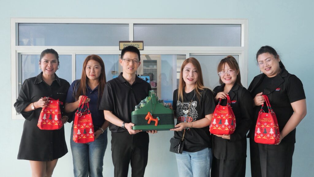 นื่องในเทศกาลคริสต์มาสและปีใหม่  บริษัท ศิตา เอเจนซี่ จำกัด นำโดยคุณซินดี้ ธนิดา กรรมการบริษัท ศิตา  เอเจนซี่  จำกัด  ได้เข้ามอบของขวัญปีใหม่ให้แก่คุณชัยสิทธิ์ สัมฤทธิวณิชชา กรรมการผู้จัดการ บริษัท เอ็นดี รับเบอร์ จำกัด (มหาชน) และทีมงาน